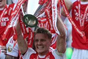 奖杯实在太重啦!厄德高举起英超冠军奖杯,双臂青筋暴起